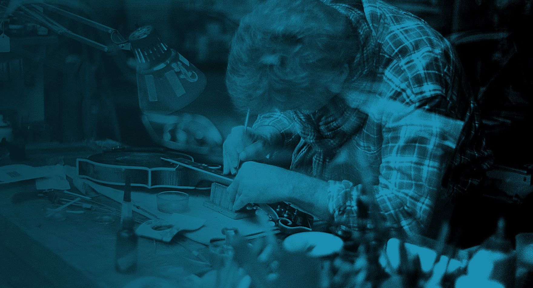Luthier trabalhando em sua oficina